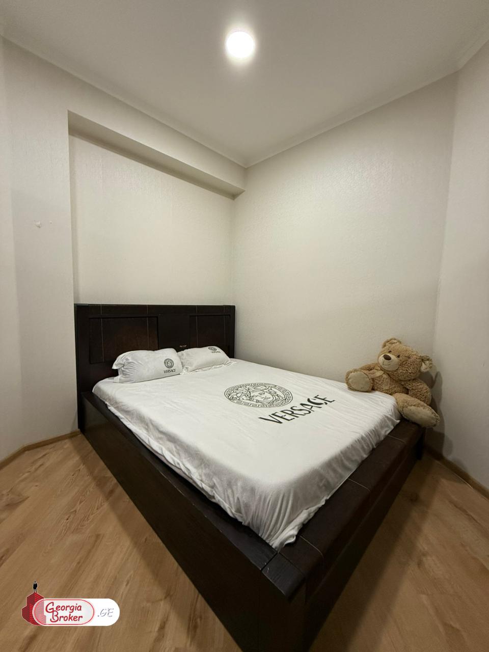 ქირავდება ახალი გარემონტებული 5 ოთახიანი ბინა ვაკეში